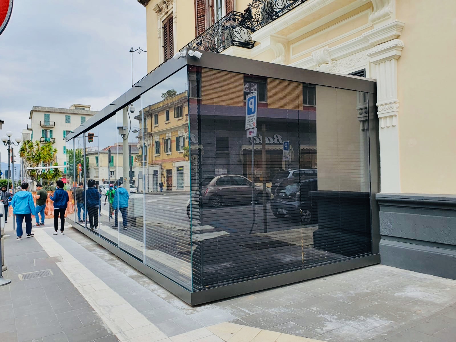 Il "bunker" di piazza Cairoli e il silenzio imbarazzante della politica