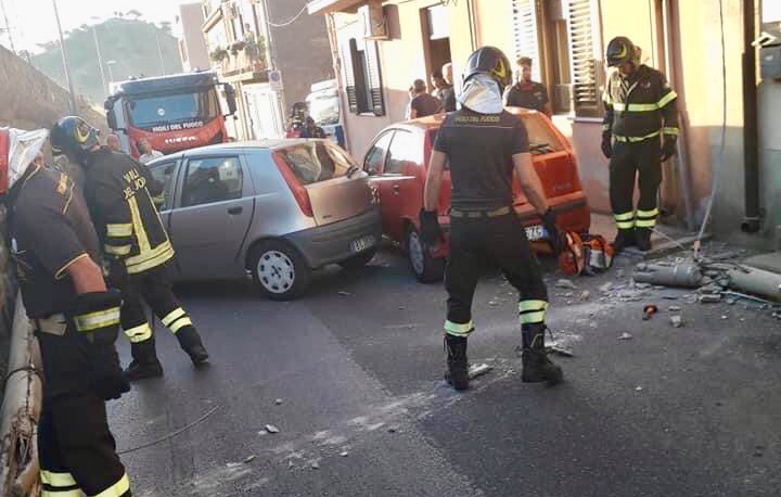 Si schianta palo della luce e finisce su un’auto