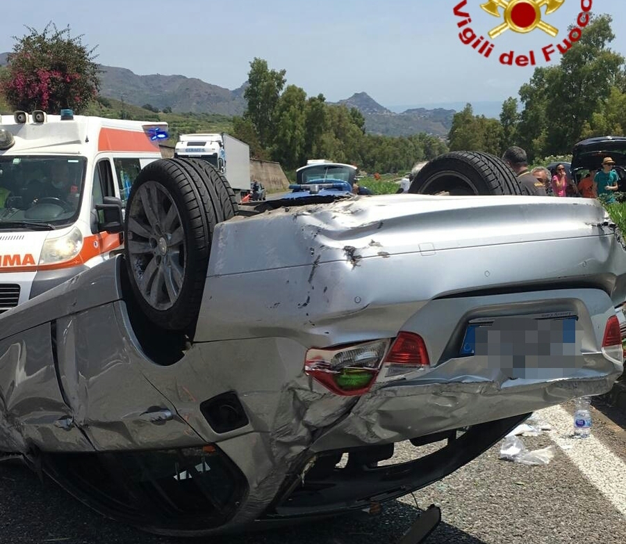 Auto si ribalta sull'18, cinque feriti