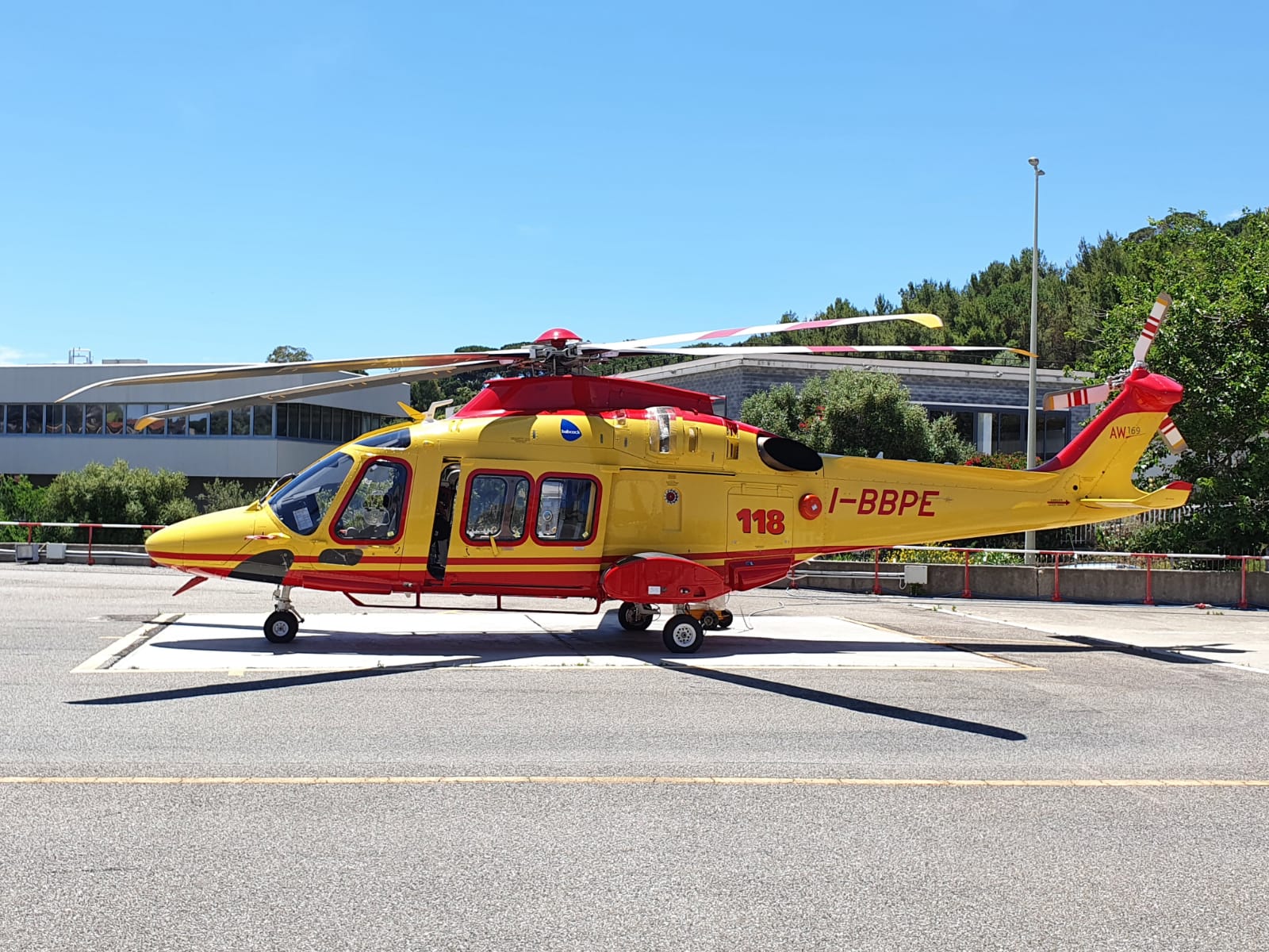 Troppo pesante e il capitano non vuole imbarcarlo sull’elicottero