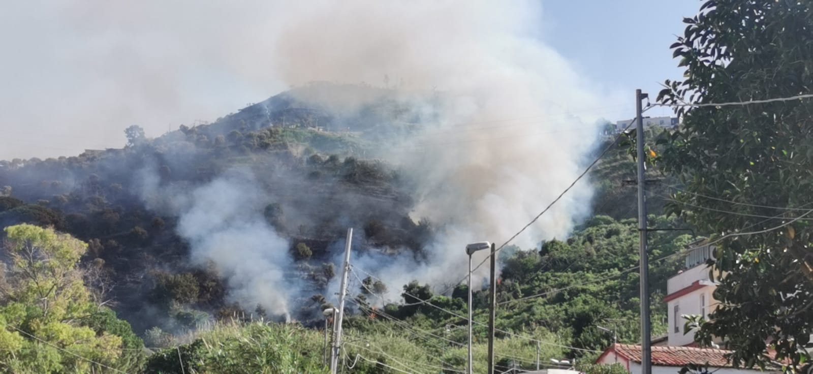 Incendio a Camaro San Paolo: è panico tra i residenti