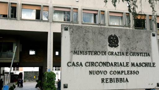 Ergastolano siciliano morde e ingoia falange di un agente