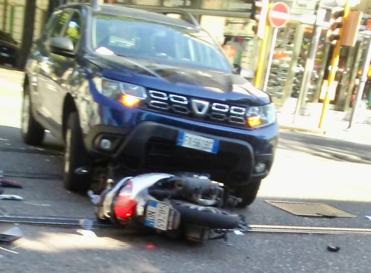 Viale S. Martino: scontro auto-scooter, miracolato