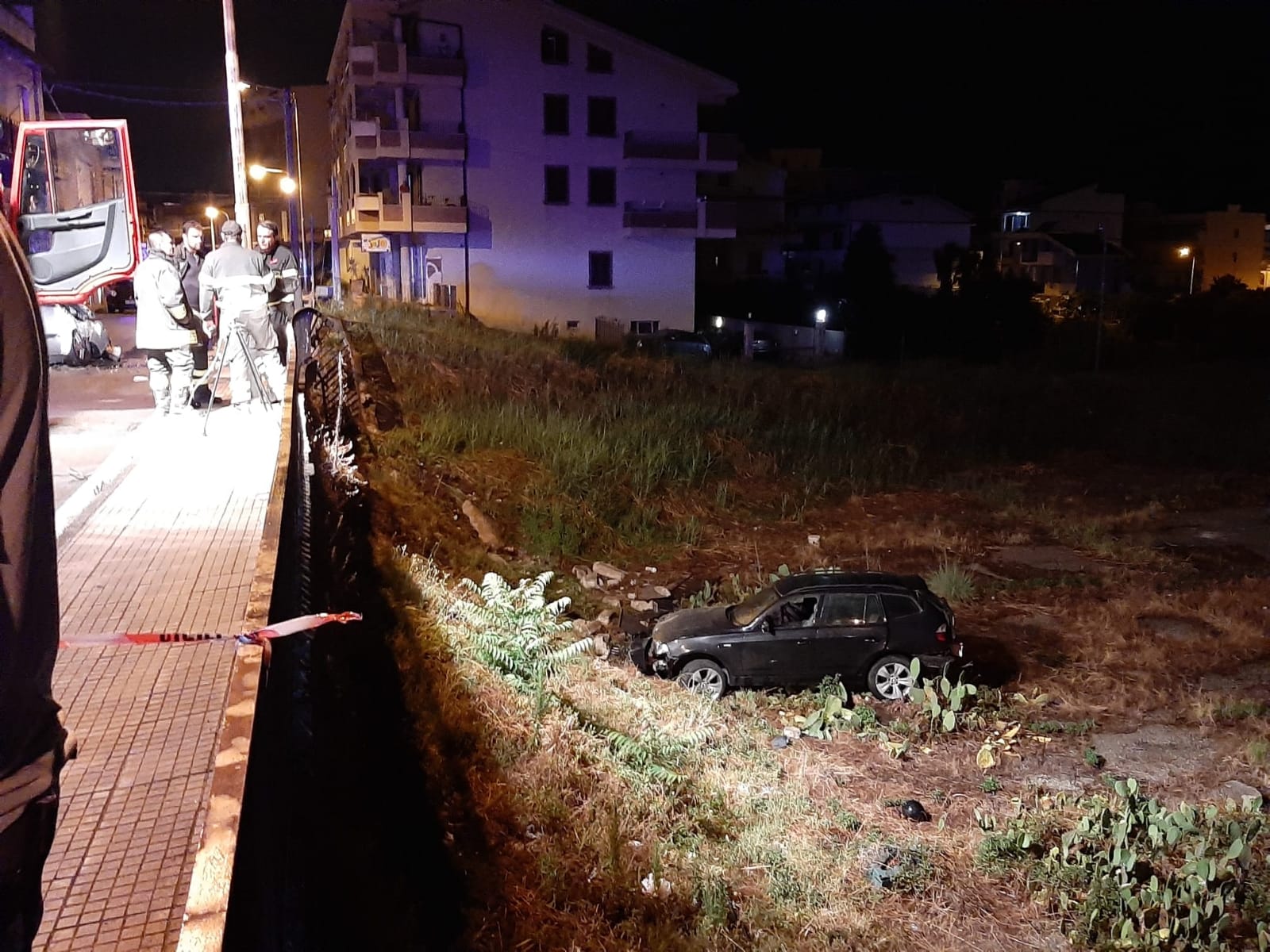 Scontro frontale, auto finisce in un terrapieno