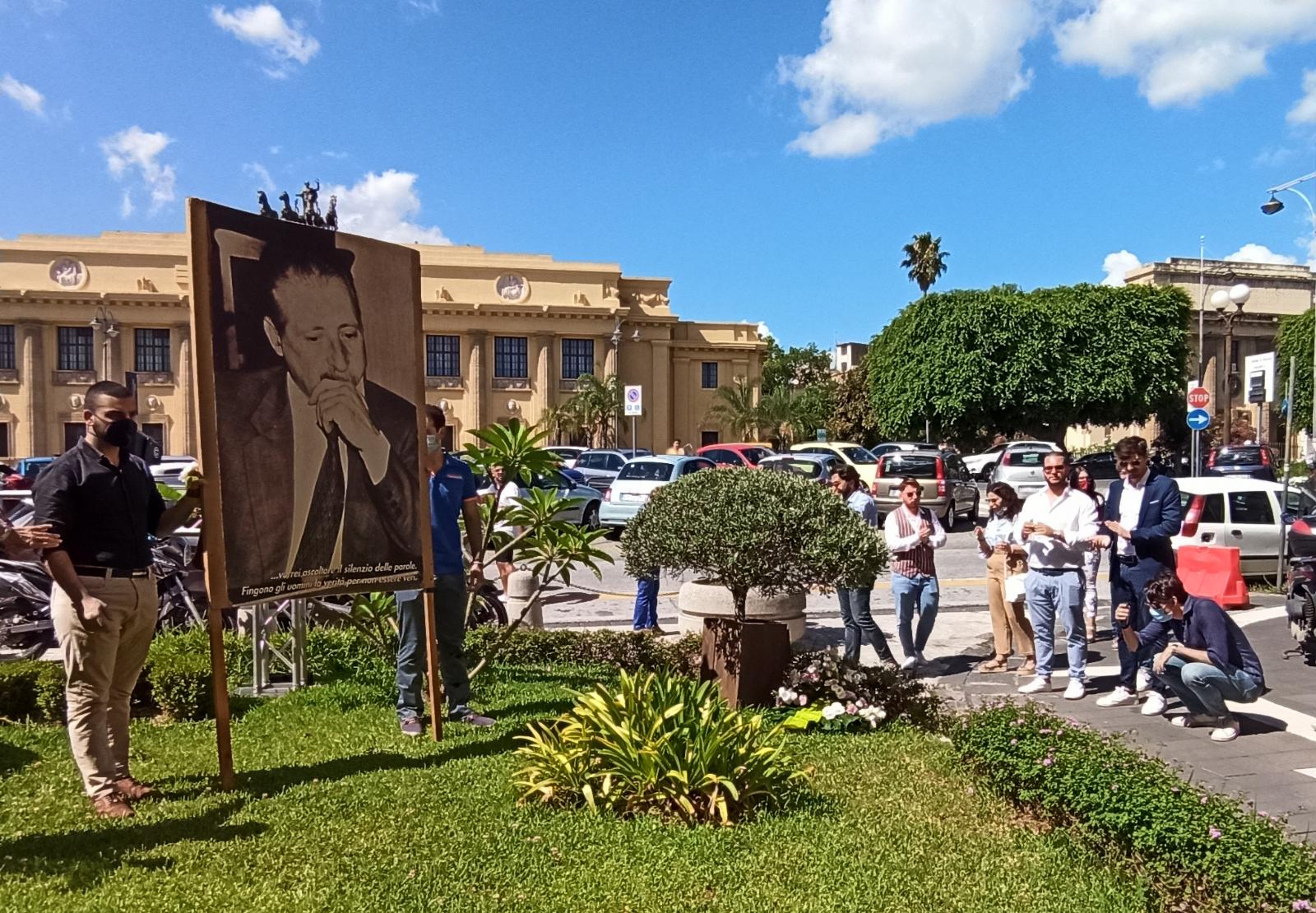Strage via D'Amelio, deposta corona di fiori sotto l'"albero Borsellino"