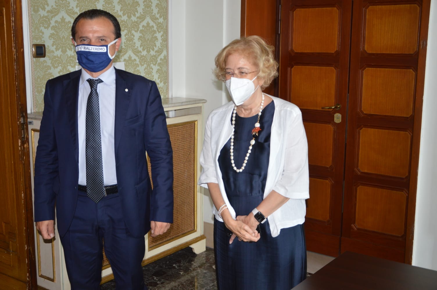 De Luca minaccia di occupare la prefettura se non chiude l’hotspot