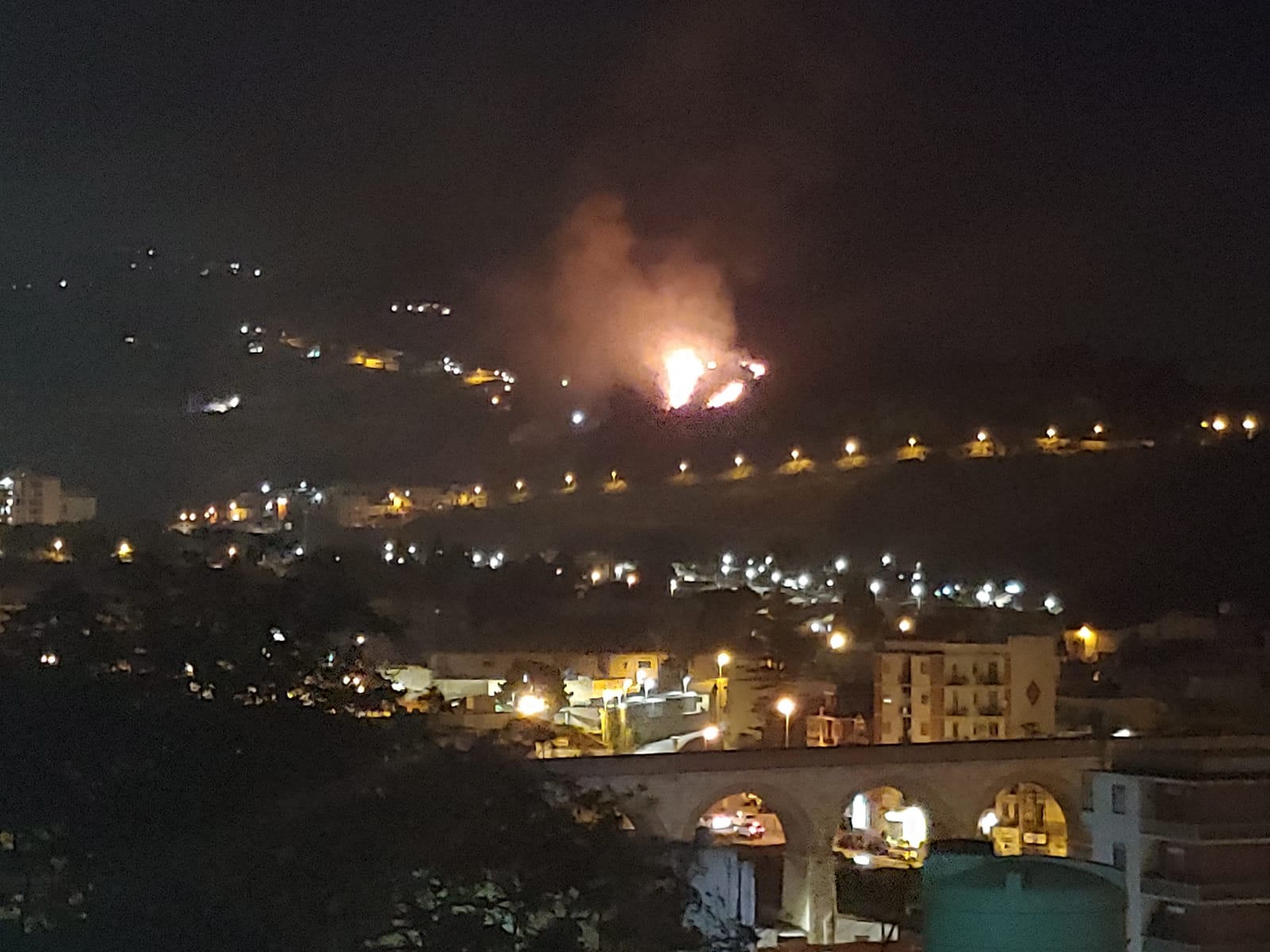 Rogo in via Noviziato Casazza, fiamme minacciano le case