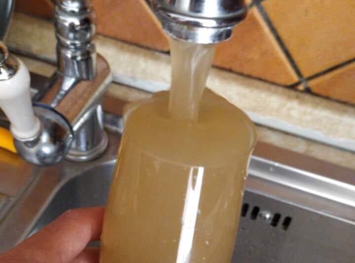 Santo Stefano Medio, fango dai rubinetti