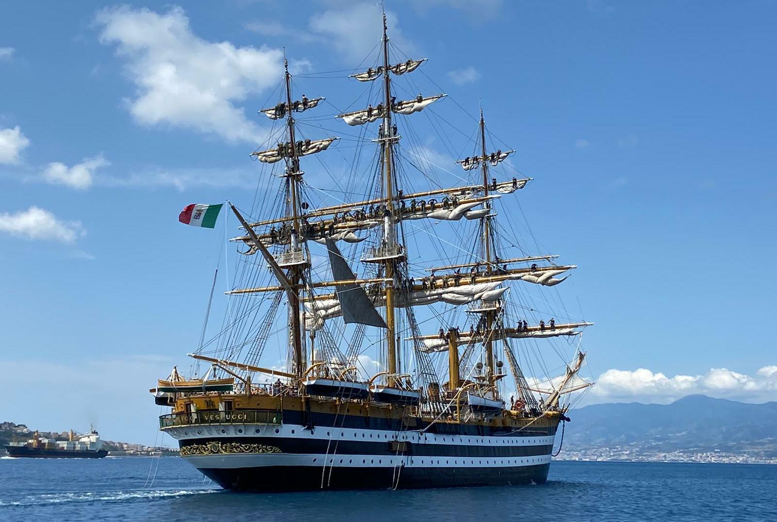 La nave “Vespucci” in sosta nella baia di Giardini Naxos