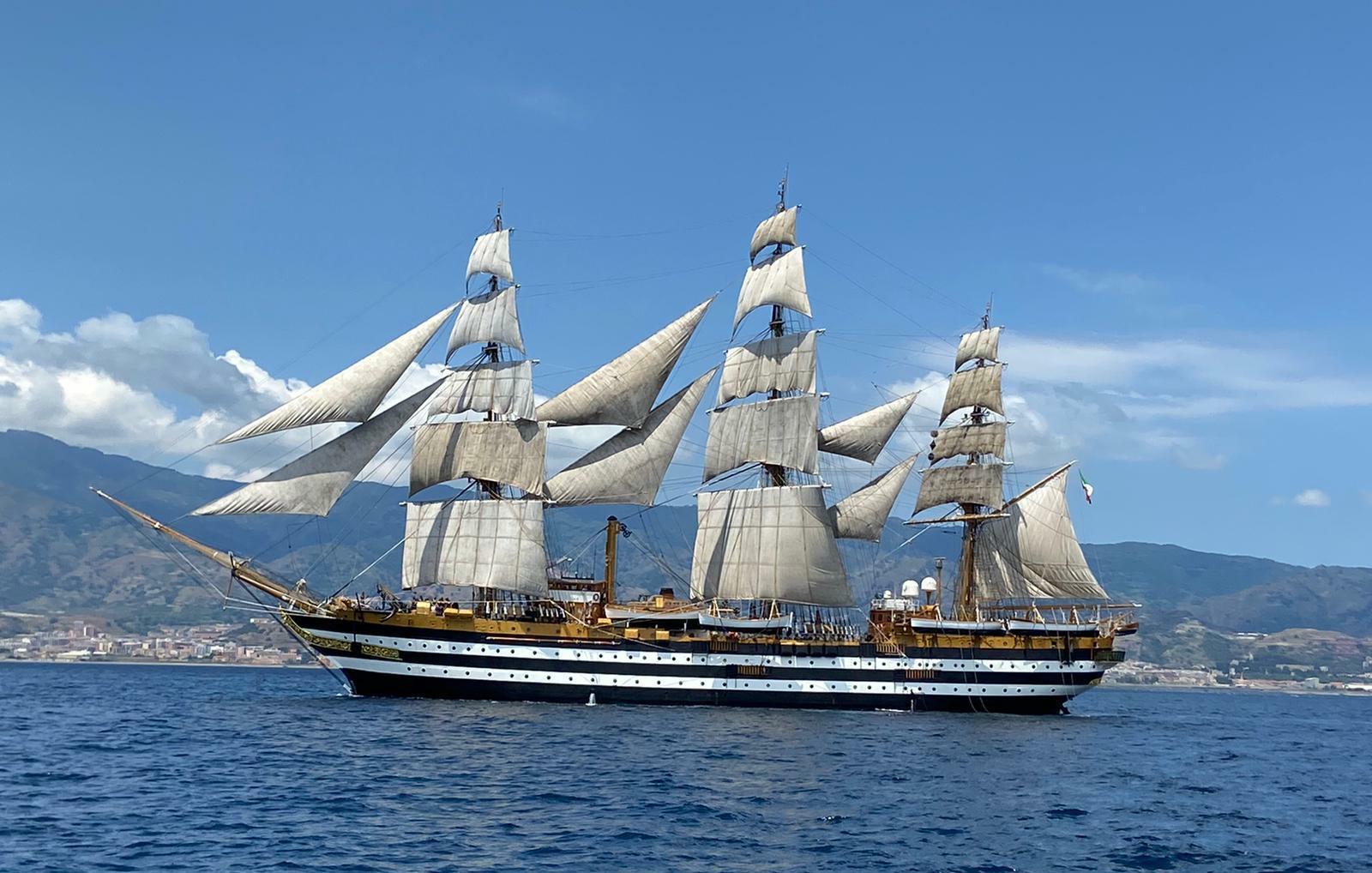 Amerigo Vespucci, la nave più bella del mondo solca lo Stretto