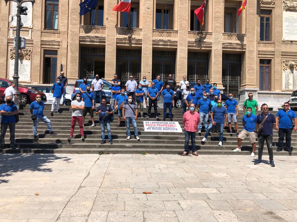 Sit-in degli ex autisti Atm in attesa di ricollocazione