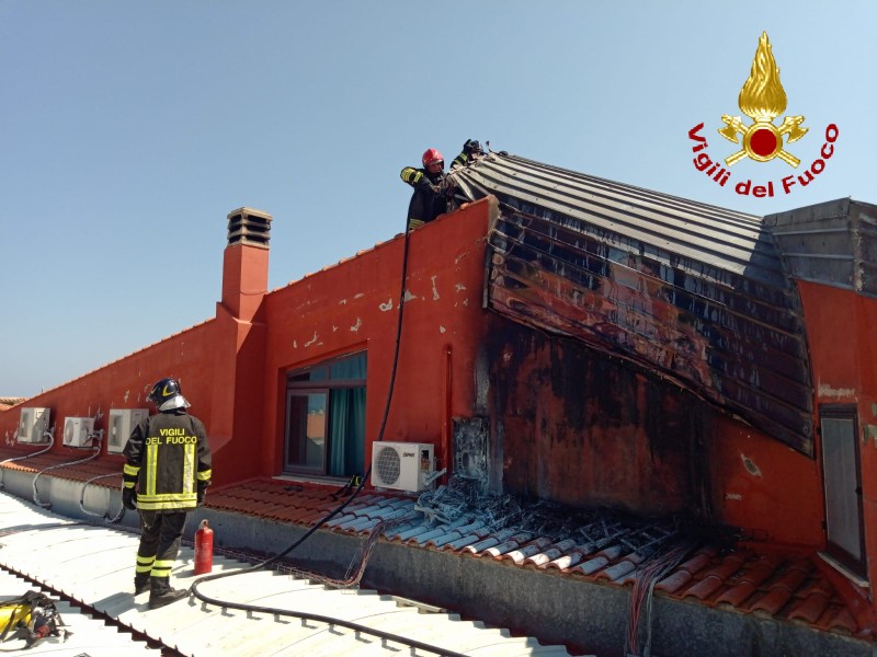 Barcellona, fiamme nel tetto di un'azienda ortofrutticola