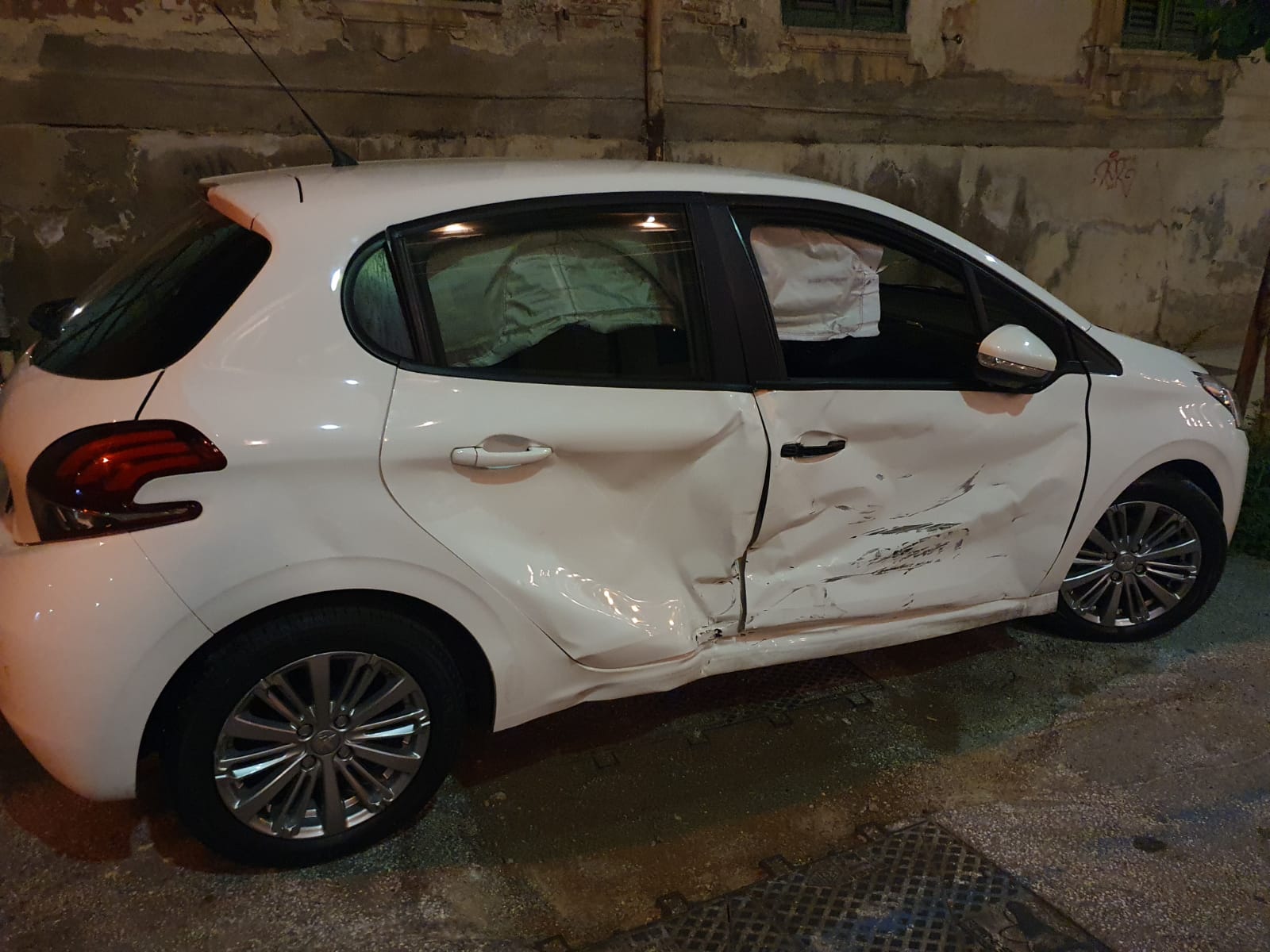Scontro in pieno centro, tre auto distrutte