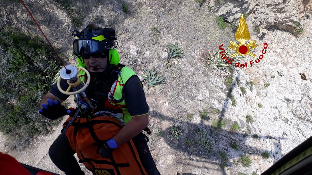 Giovane muore sugli scogli a Capo Taormina