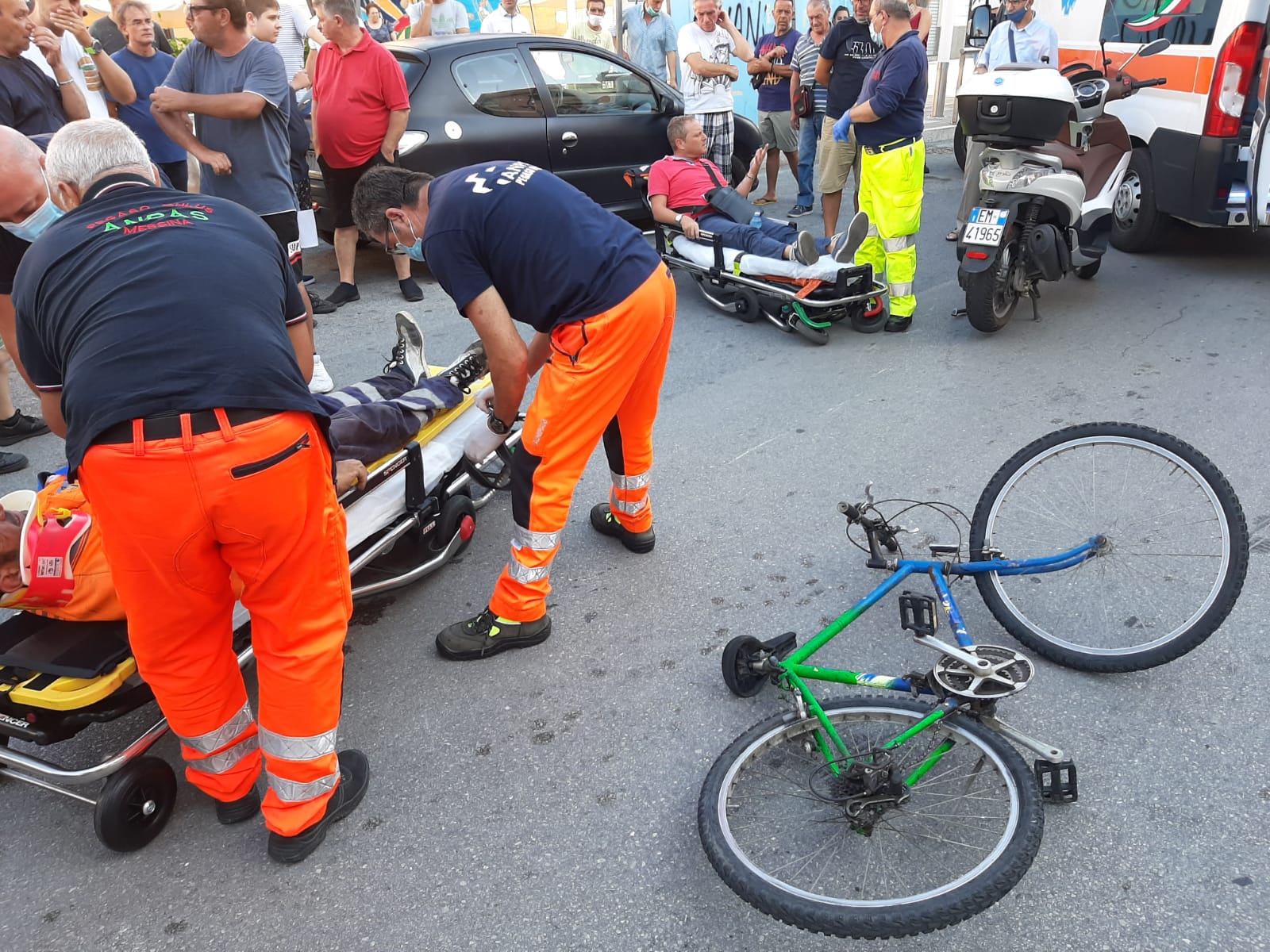 Scontro tra moto e bici, due feriti a Provinciale