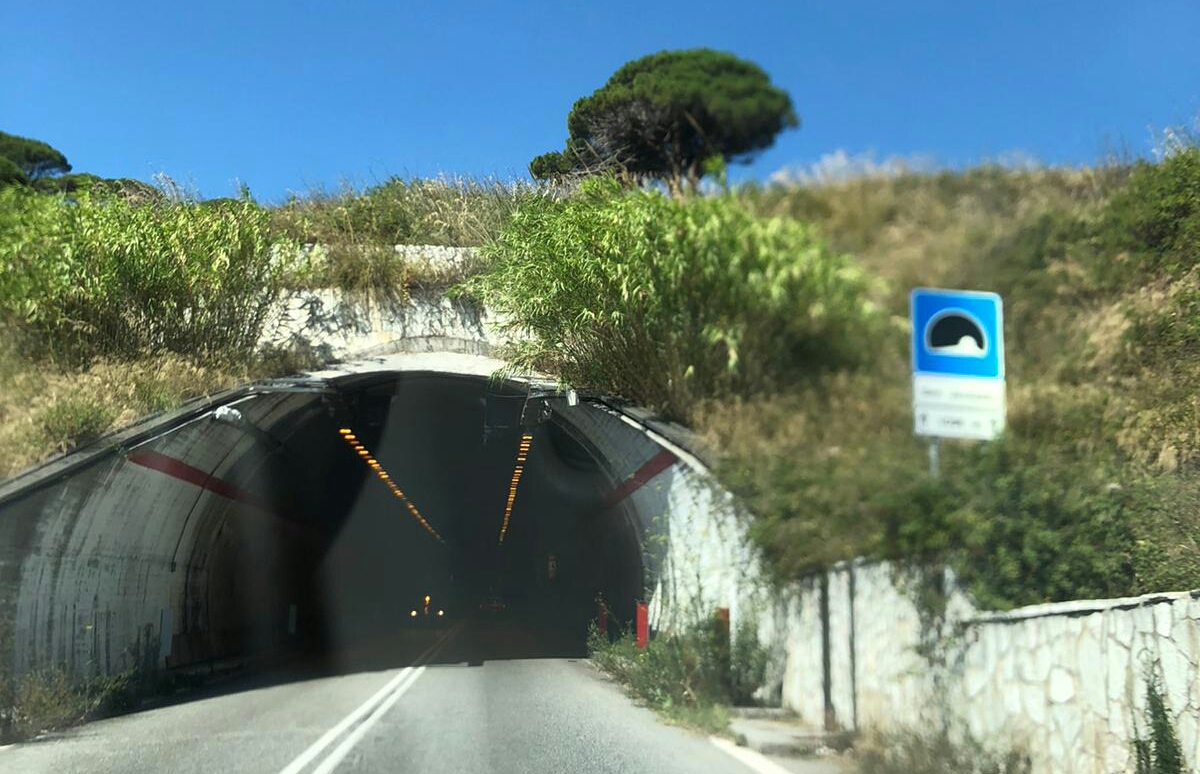Ci risiamo, al buio metà della galleria "San Jachiddu"