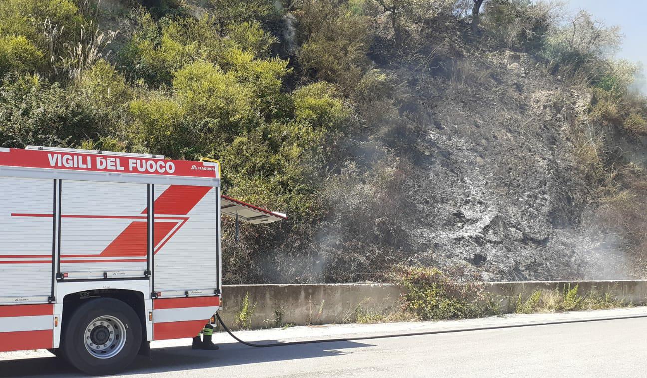 Vasto incendio nella Zona industriale di Larderia
