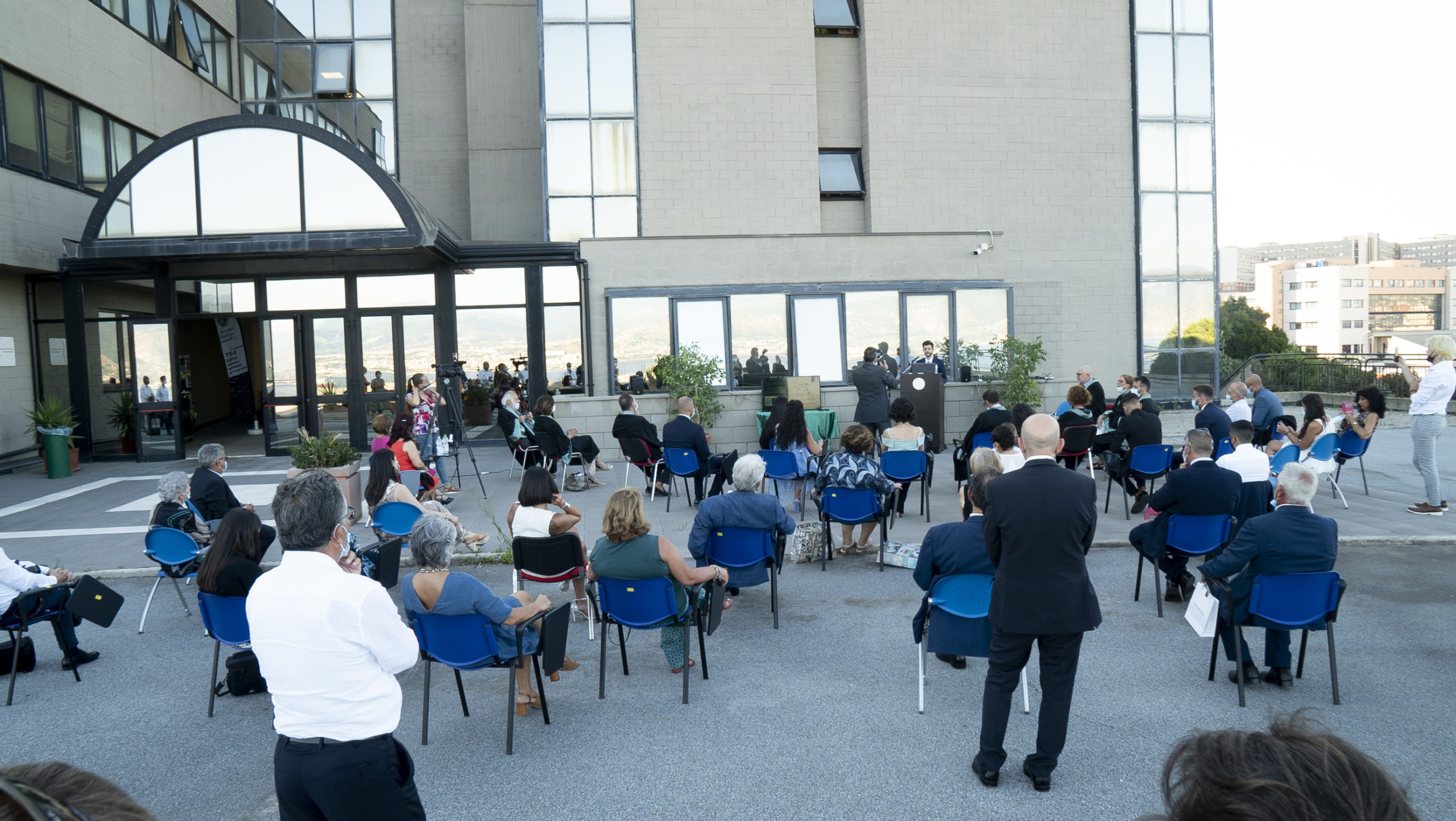 Sulla terrazza dell'"Andrea Donato" la prima seduta di laurea estiva