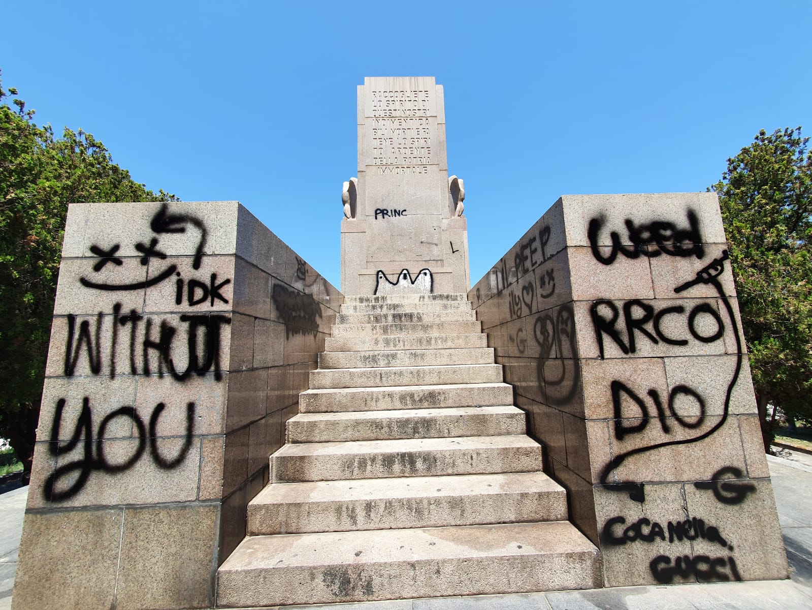 Sfregiato Monumento ai Caduti, due minorenni le responsabili
