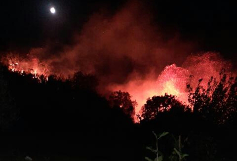Inferno di fuoco a San Saba: case evacuate