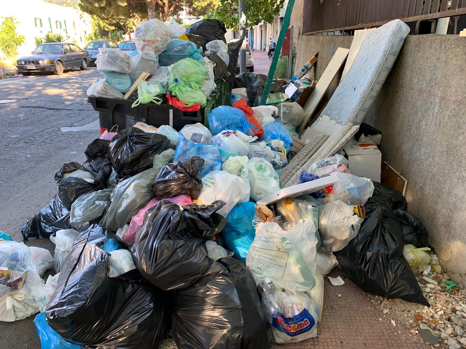 Caro De Luca, altro che porci: il servizio di raccolta rifiuti non funziona