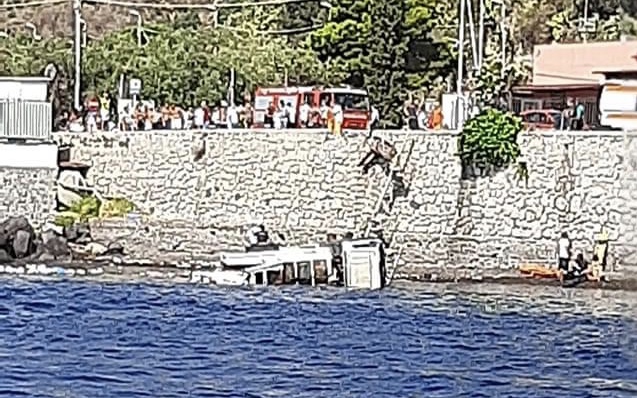 Camion dei rifiuti in mare: salvo il conducente