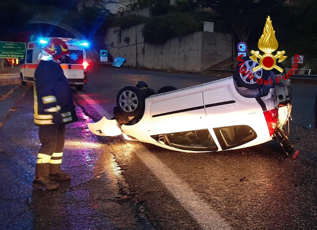 Tangenziale: si ribalta auto all'alba, ferita la conducente