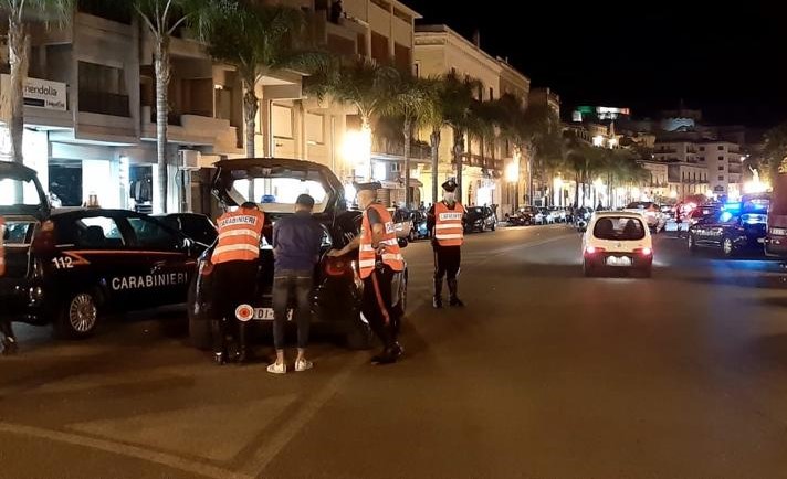 Week end Ferragosto, raffica di denunce e sanzioni: chiusa anche una discoteca