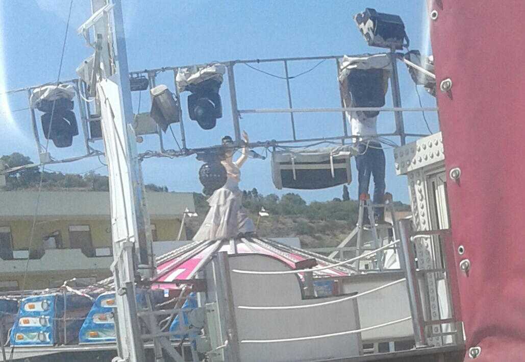 Cade dalla "ballerina", ventenne in prognosi riservata