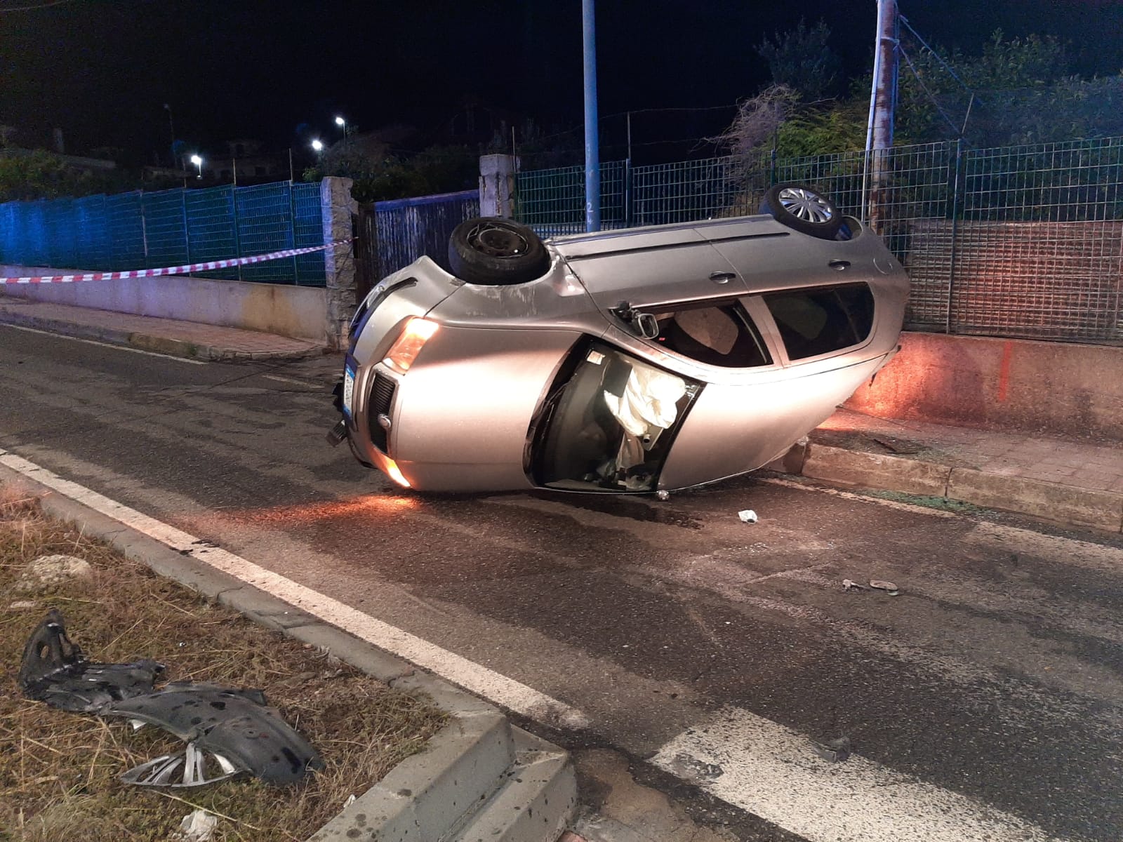 Prende il cordolo, auto si ribalta al Papardo