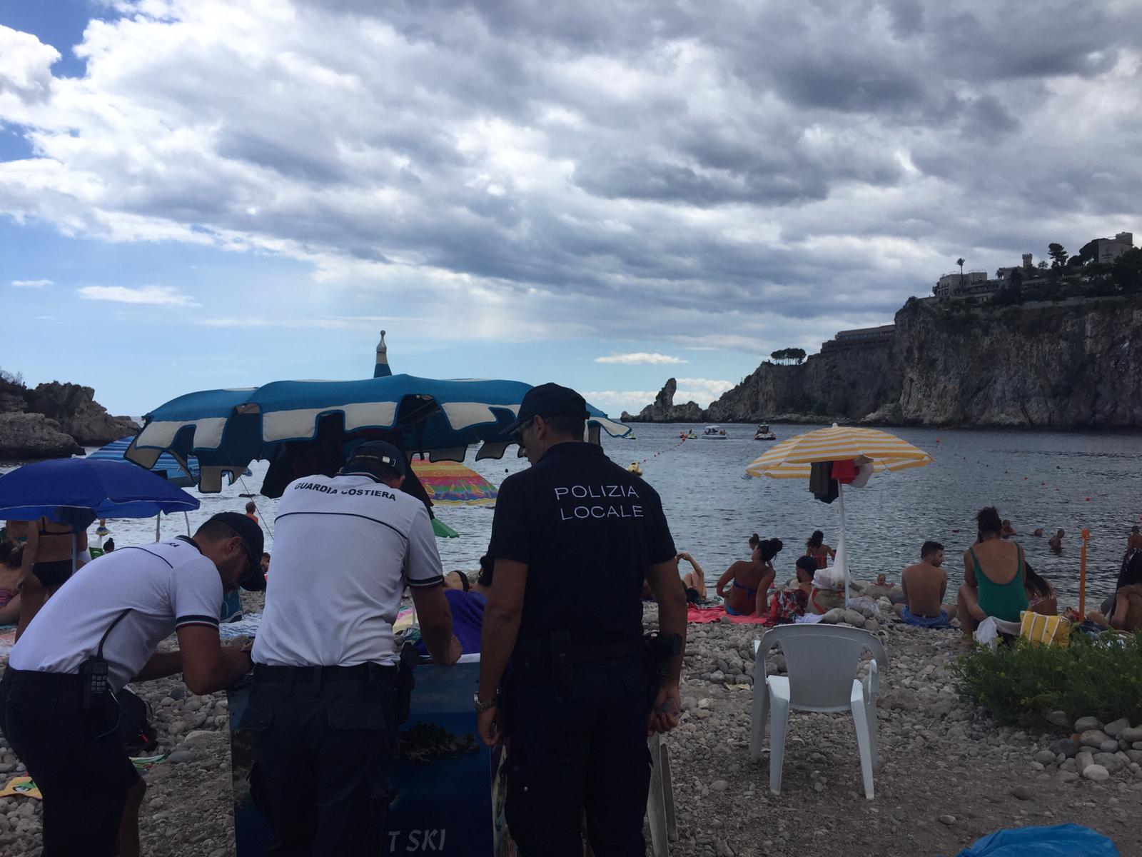 Isolabella e Taormina: raffica di verbali di guardia costiera e polizia locale