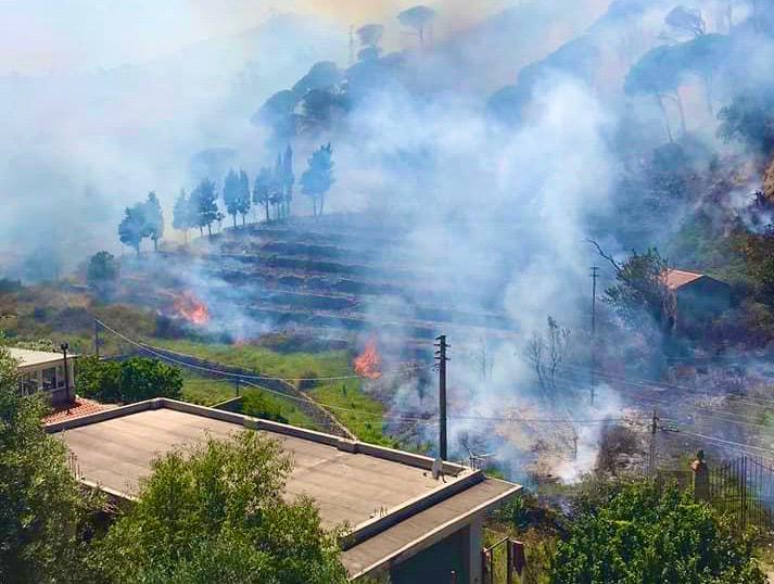 Curcuraci, incendio minaccia abitazioni