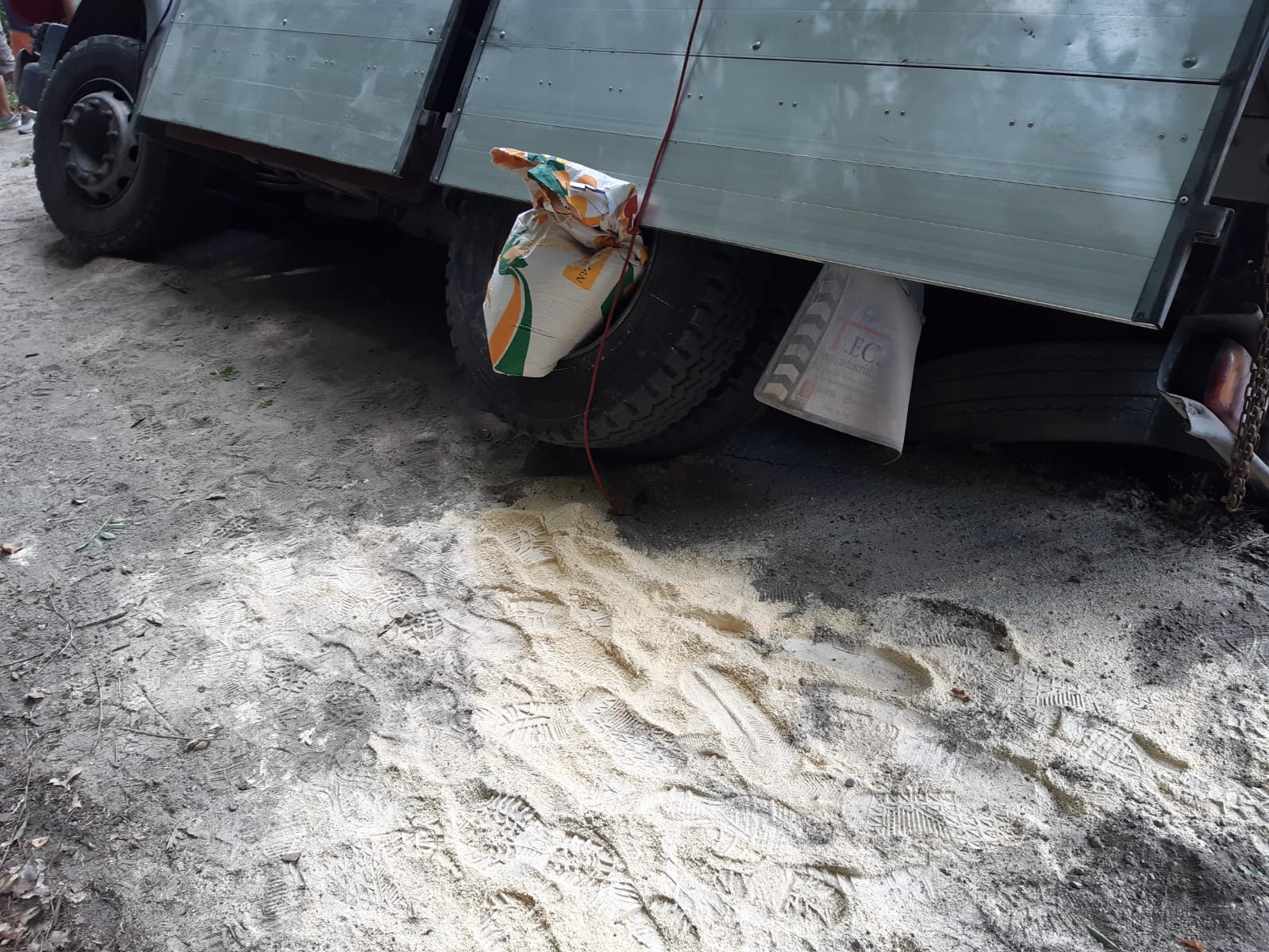 Rometta, autocarro si ribalta e abbatte un muretto