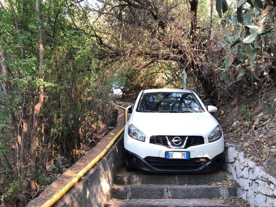 Incredibile: parcheggiata un'auto nella scalinata dell'Isola Bella