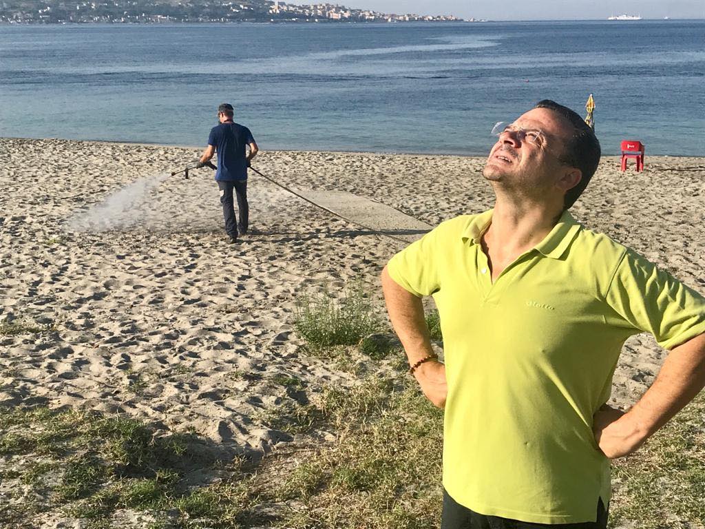 Sanificazione spiagge, De Luca continua a difendere la sua decisione