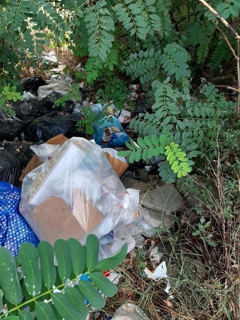 Tarantonio, fontana pubblica circondata dalla sporcizia