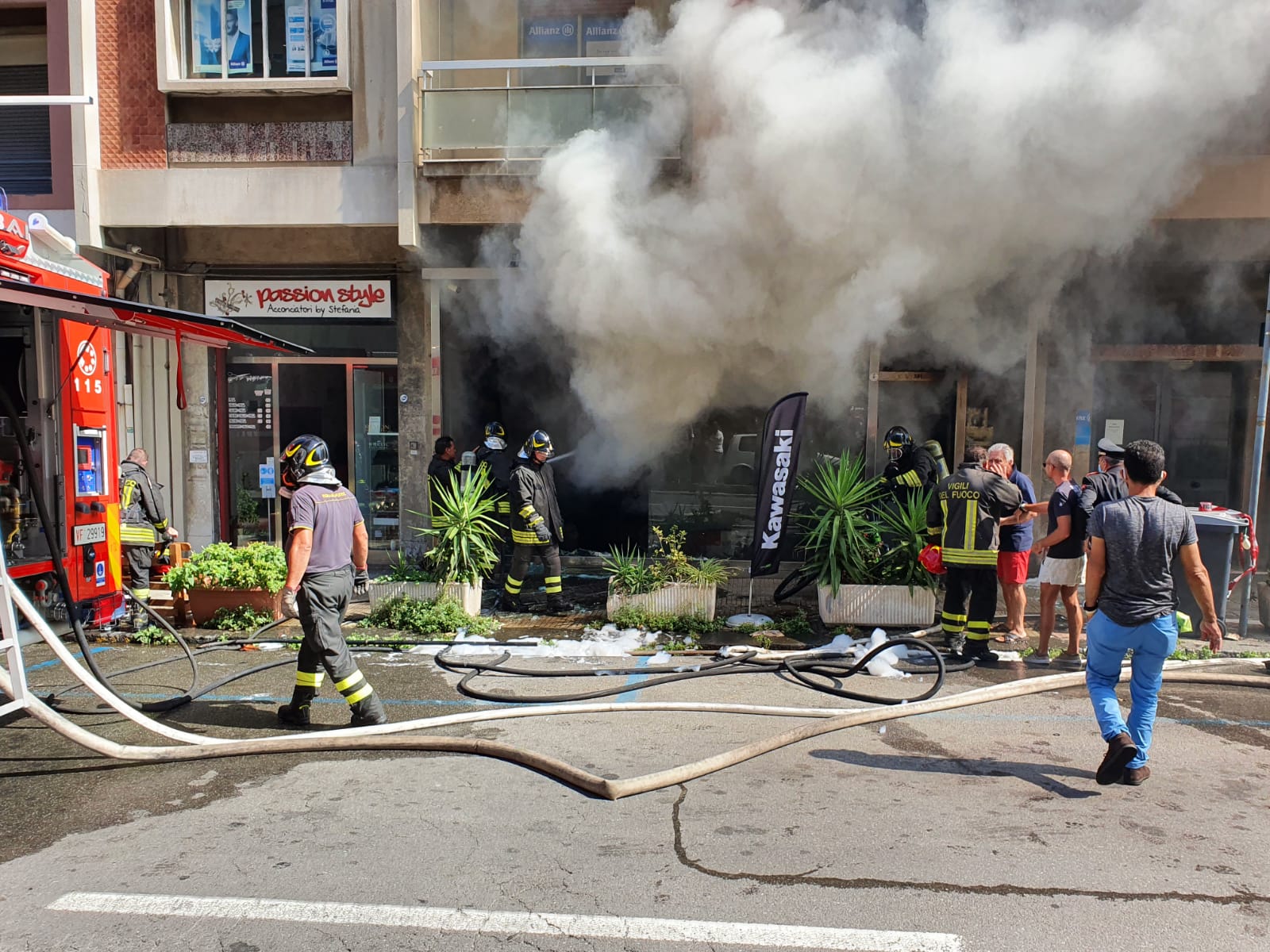 Via Cesare Battisti, in fiamme negozio di bici e moto elettriche