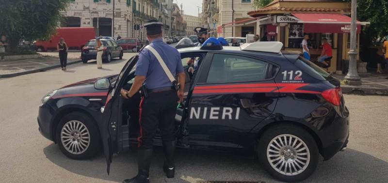 Tenta di ucciderlo a colpi di bottiglia