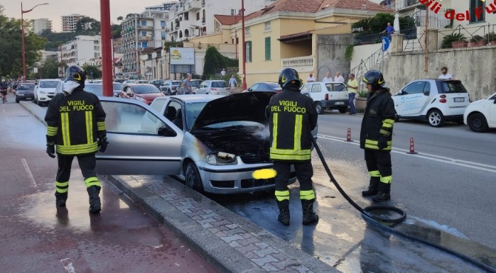 Paradiso, va a fuoco un'auto