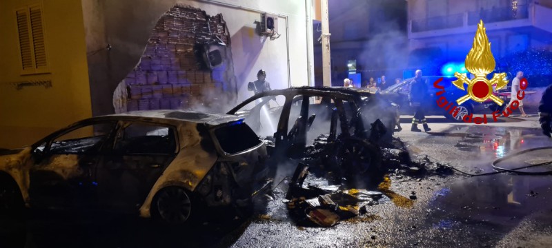 Incendio nella notte:  cinque auto distrutte