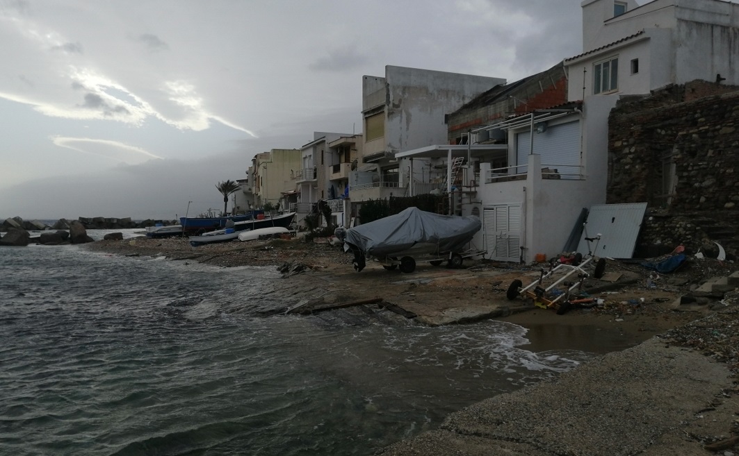 Erosione costiera, Lambraio: “A rischio le abitazioni di Torre Faro, urge intervenire”
