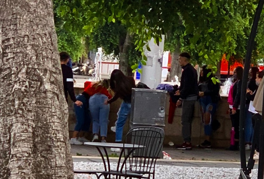 Piazza Cairoli al buio, i "teppistelli" fanno festa