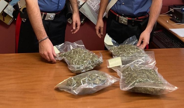 Sorpreso con quasi 2 kg di marijuana in casa: arrestato 29enne