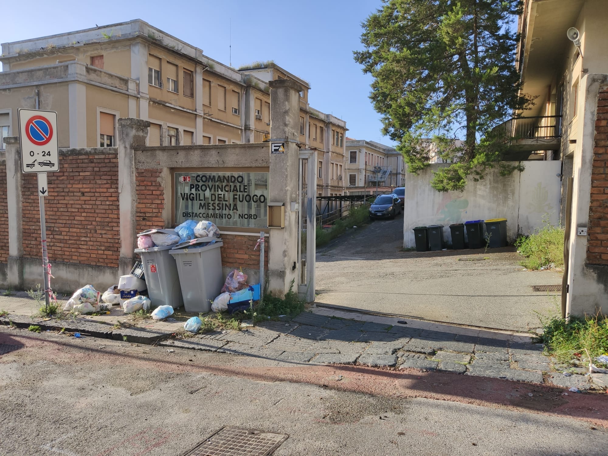 Mini discarica al distaccamento vigili del fuoco