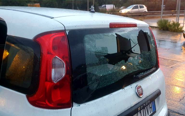 Bordonaro, verbalizzano un uomo: Municipale presa a sassate