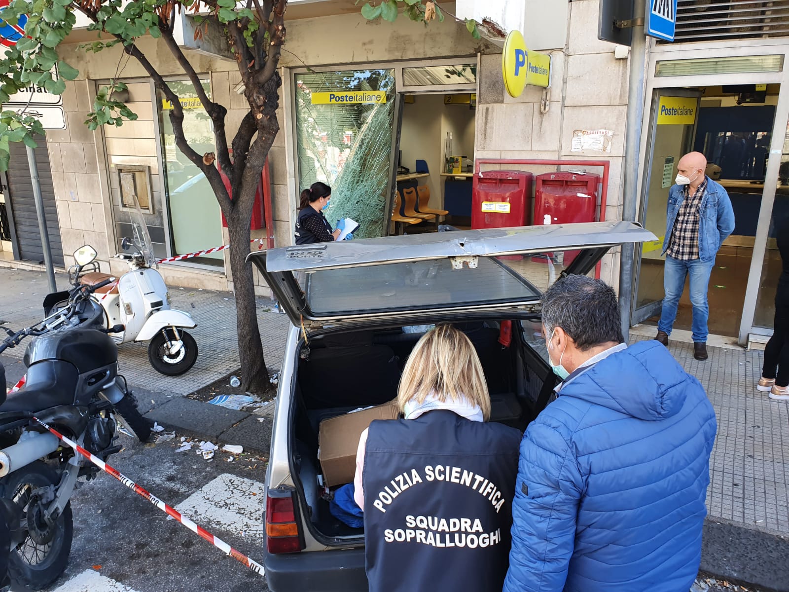 Rocambolesca rapina alla Posta, i banditi sfondano vetrata con l'auto