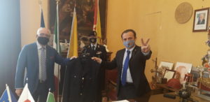 Il maestro Macchia dona divise ai vigili, il sindaco De Luca ringrazia