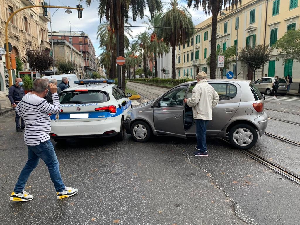 Incidente in centro: feriti due vigili urbani