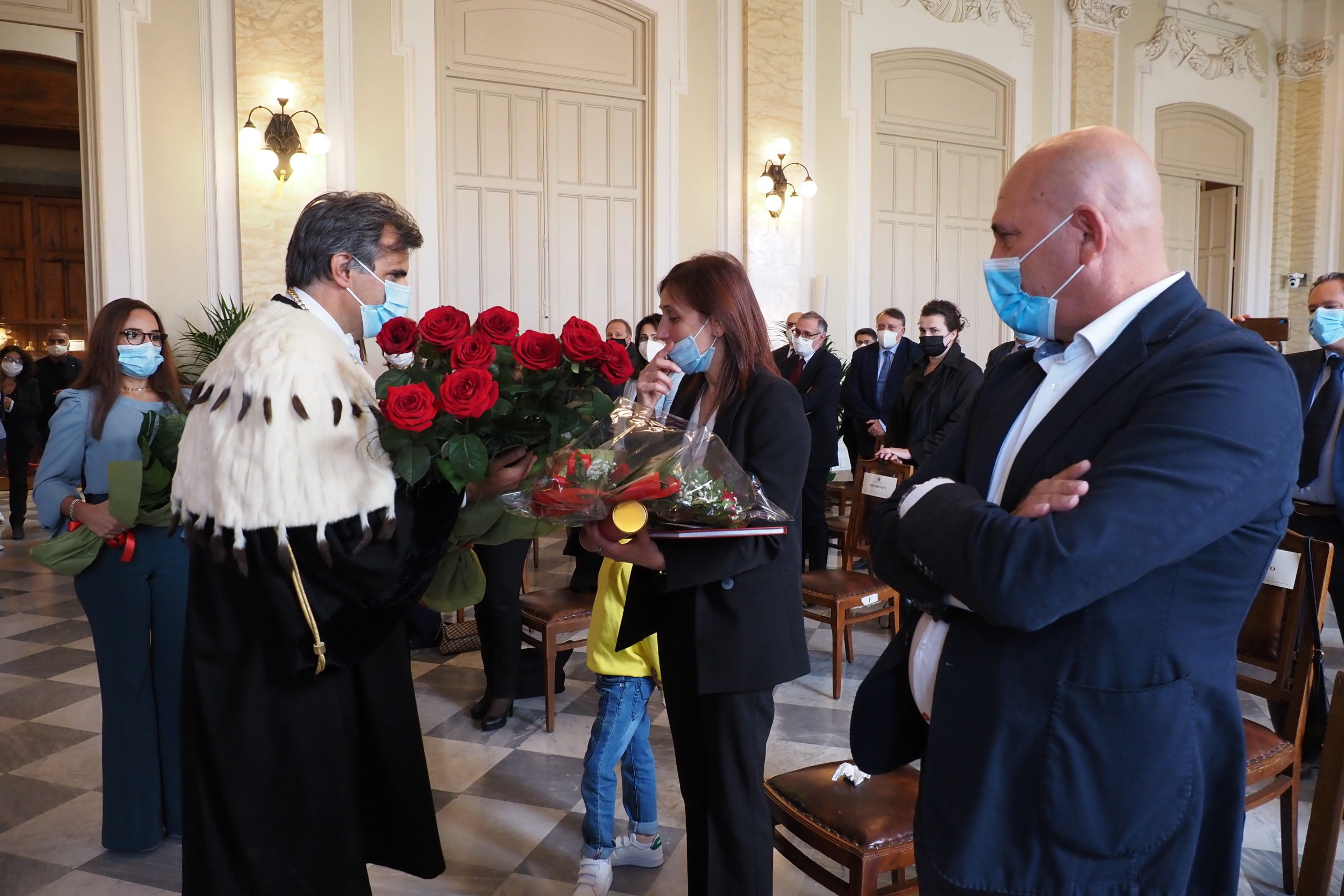 Pergamena per Lorena Quaranta: sedia vuota e laurea in Medicina e Chirurgia