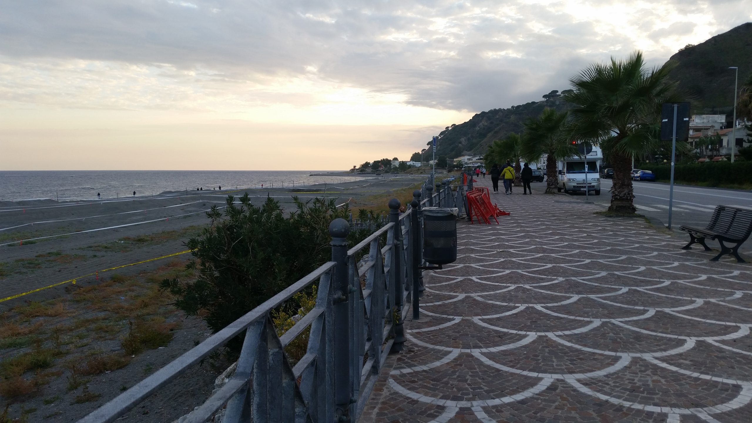Sicilia tra acqua e fuoco, ma è sempre allerta